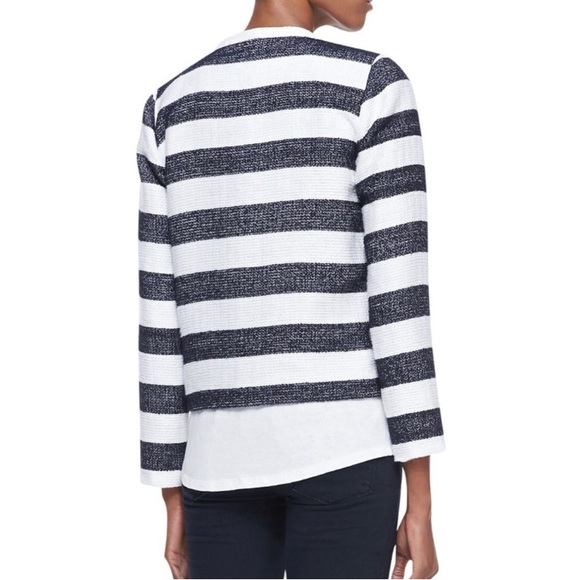 Splendid navy/cream wide strip, textured short blazer! Zip closure Size Medium - Picture 15 of 17